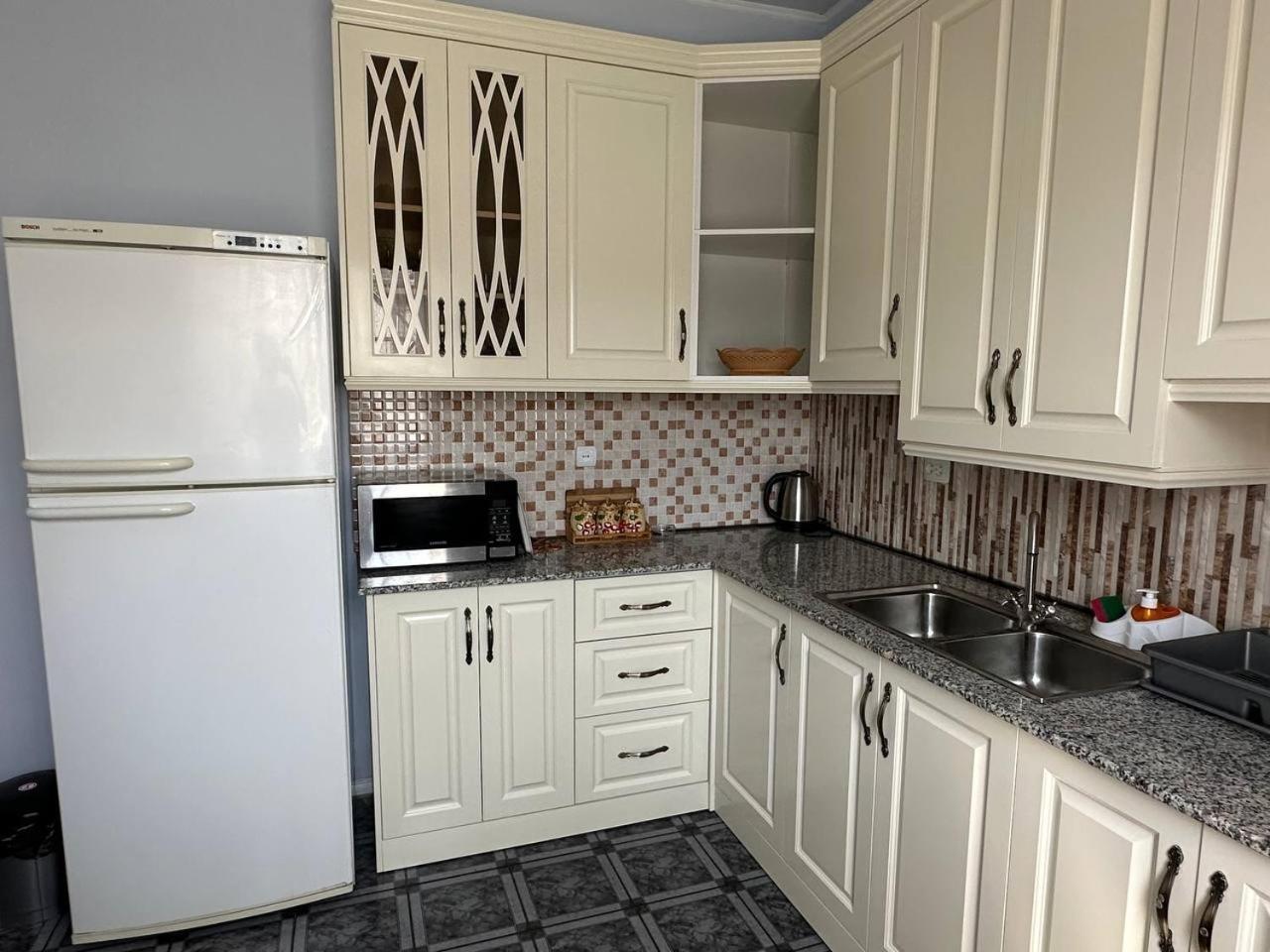 Your Getaway Home Yerevan Bagian luar foto