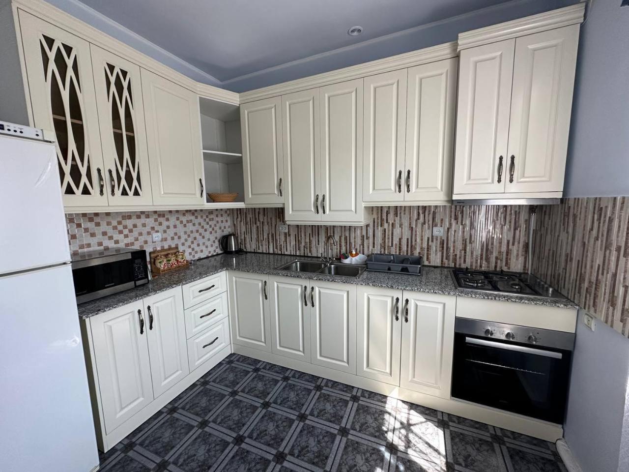 Your Getaway Home Yerevan Bagian luar foto